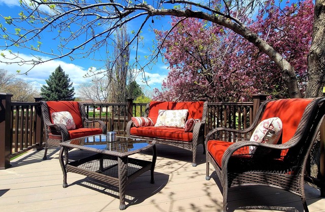 5bedrooms! Next to Park! Near Dining, Shops & Rec Center; Easy Access Downtown!