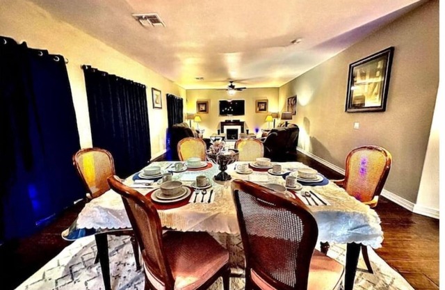 5BR/3.5BA w/2 Master Suites/Pool