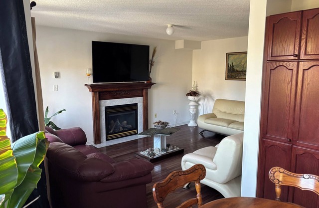 5br 3.5bth home w Free Parkings+Ensuite laundry Barrie,ON