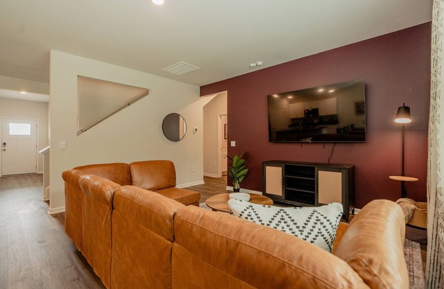5BR/3B, Sleeps 13, Pets+, Garage - Maroon