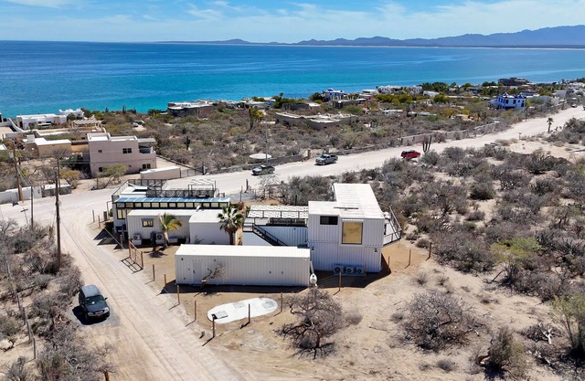 Modern shipping container homes, 5BR/4BA, Multiple rooftops, Firepits, Fast Wifi w/ Starlink backup