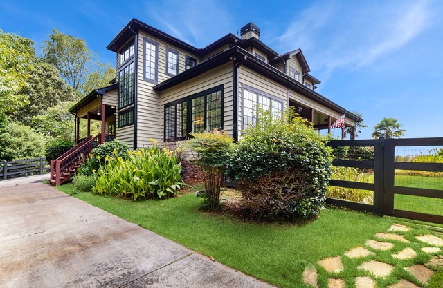 Stunning cottage w/ wraparound porch, access to shared infinity pool & hot tub