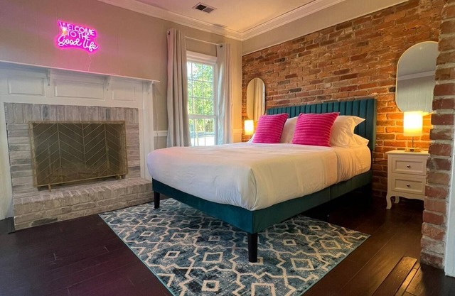 5BR Art Deco Retreat : Hot Tub, BBQ & Family Fun
