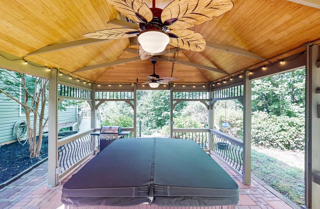 5BR Charming home with Hot tub, Game room and Front Deck