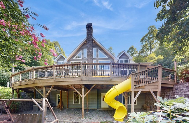 5BR Charming home with Hot tub, Game room and Front Deck