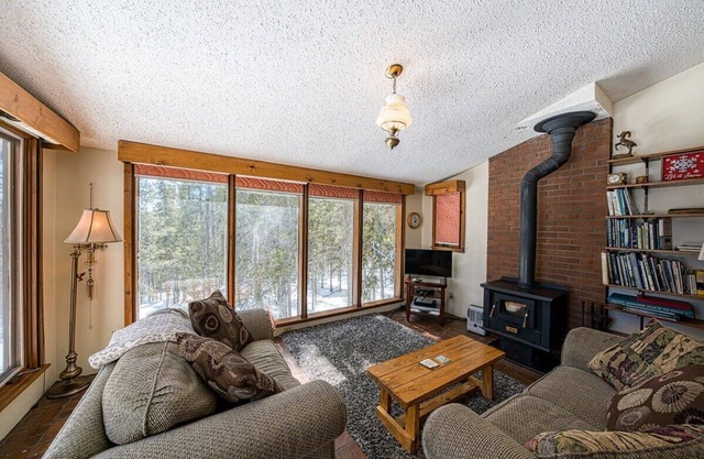 5BR Cozy Group Getaway - Views - Game Room