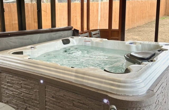 5BR Ensuite Baths | Hot Tub | Near Lake Hefner #NColl