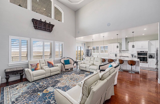 5BR King’s Retreat Grand Villa w/ Patio + Views