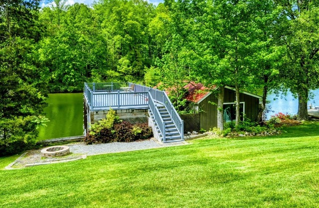 5BR Lakefront Lake Anna with Dock, Deck, Fire Pit