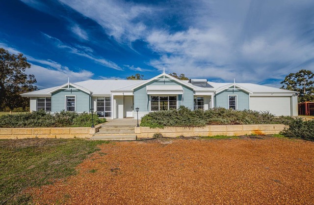 5BR Large Country Retreat on 40Ha Near Lake Clifton