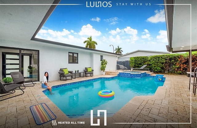 5BR Miami Oasis: Heated Pool, Spa & Basketball