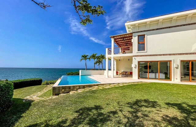5BR Oceanfront Villa at Las Verandas (1)