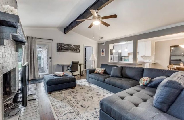 5BR Retreat in Downtown OKC w/ In Unit Laundry I Bathtub I Spacious Living Space I Full Kitchen 16F1