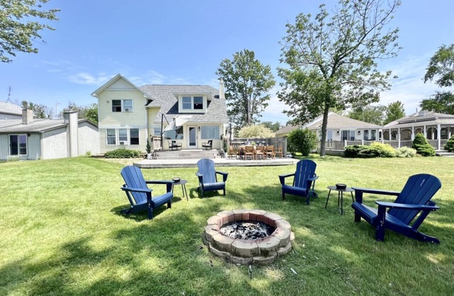 5BR Sandy Pond MAIN LAKE HOUSE | Dock | Fire Pit | Pets