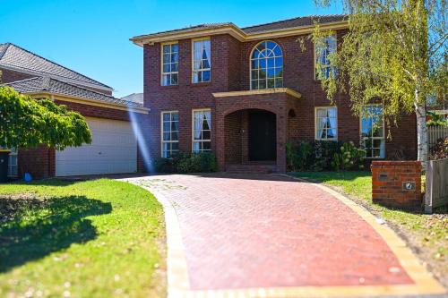 5BR Spacious Convenient Home in Central Glen