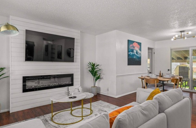 5BR Spacious Pueblo Family Retreat w/ Game Room!