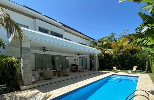 Modern 5BR Villa, Private Pool and Daily Housekeeping included!