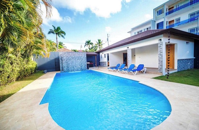 5BR Villa: Pool with Waterfall, Perfect for BBQ & Relaxing