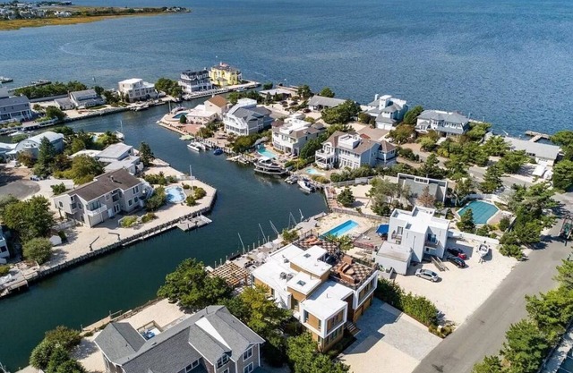 5br waterfront oasis Loveladies, LBI with pool