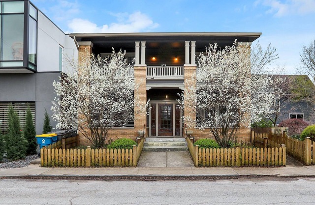 5min to Bottlework & Mass Ave, in quiet area. Recently renovated cozy flat