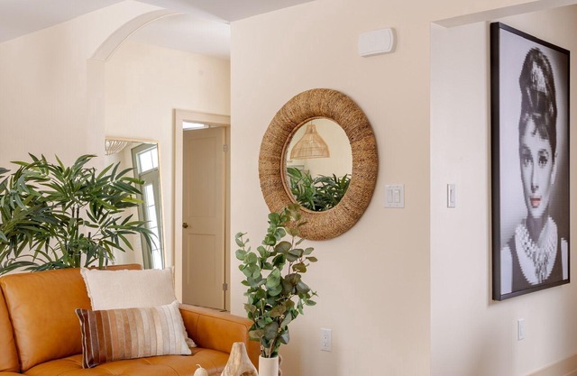 5min walk to beach! Perfect for a Girls Getaway, local wineries & restaurants!