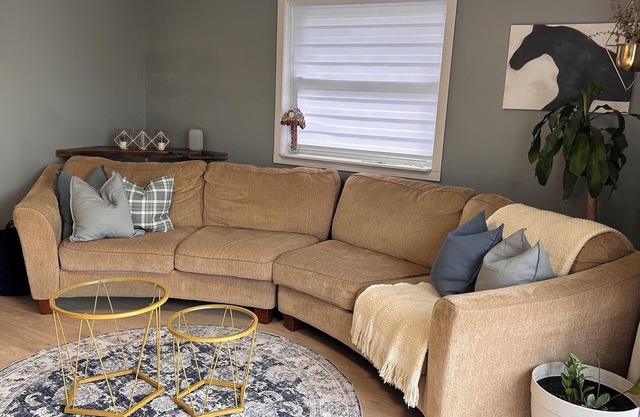 5min walk to St. Marys Golf & Country Club. Family & Pet Friendly bungelow.