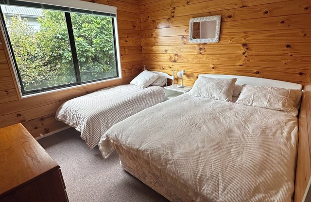 5min walk to the lake! cosy Kinloch bach
