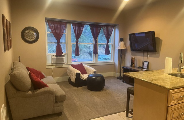 5th Avenue Suites Unit 4