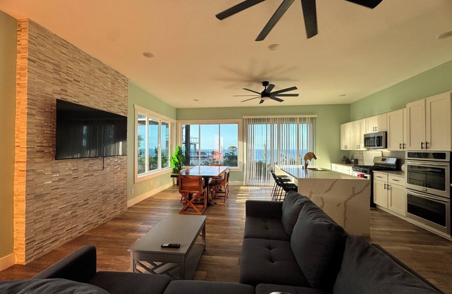 6 Bd, 6 Bth, 2 living rms, huge kitchen, private pool & hot tub, rooftop deck!!!