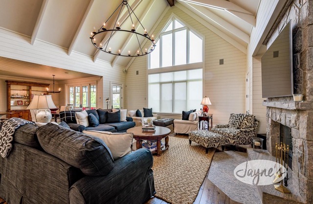 6 bdrm, 6 bath Luxury with 230' of frontage on Lake Muskoka! Min to Bracebridge!