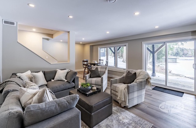 6 bed 4 bath cottage in private setting on Lake Muskoka
