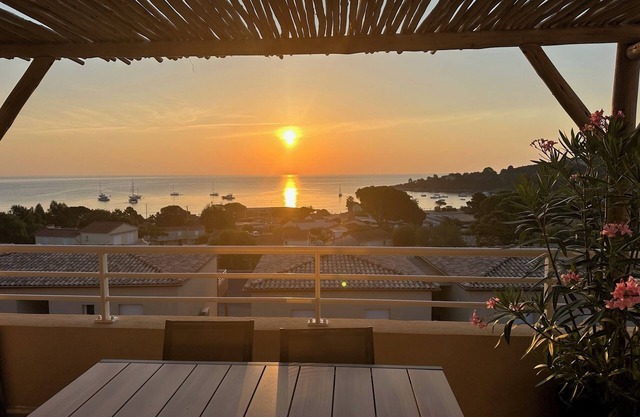 6-bed apartment ideally located in Favone, exceptional view
