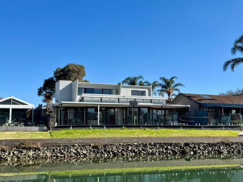 6-Bed Lake Escape for Families & Friends