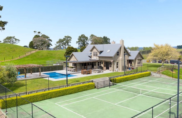 6 Bed room Villa with swimming pool, spa and tennis court in Tauranga