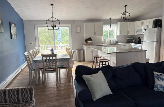6 Bed Vacation Rental! Short walk to Beach-