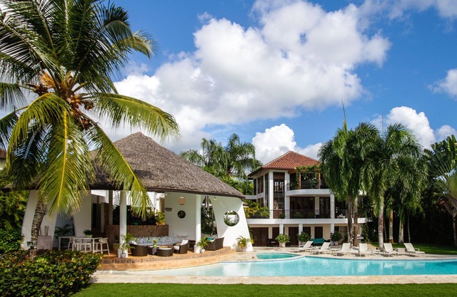 Casa tropical de 6 dormitorios y 10,000 pies cuadrados en el n. ° 8 de Dye Fore