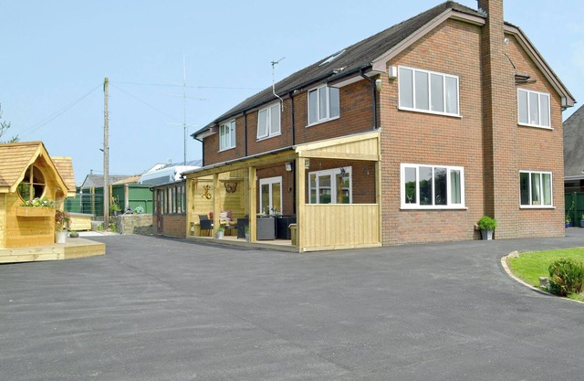 Alojamiento de 6 habitaciones en Brown Edge, near Leek