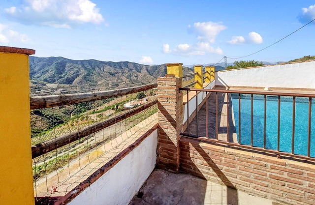 6 bedroom accommodation in Almáchar