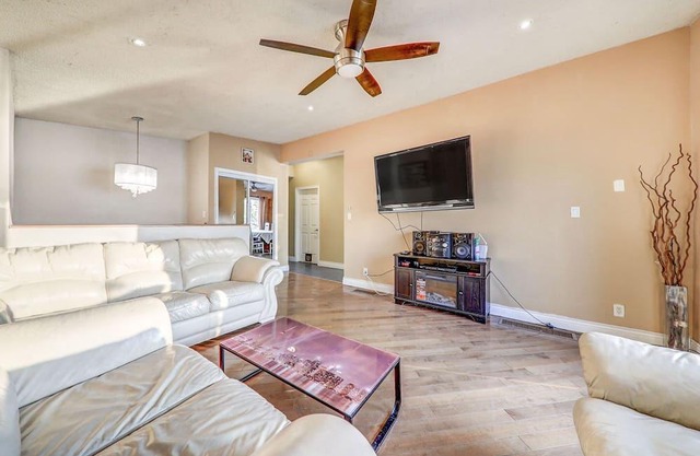 6 bedroom,stunning lakefront,hotub