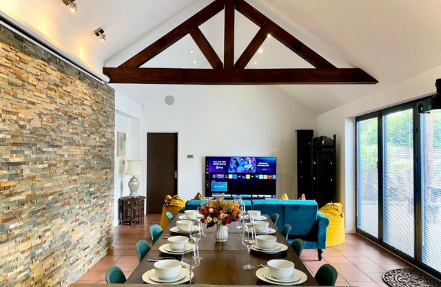 6 Bedroom Bungalow Ascot Racecourse 75" TV