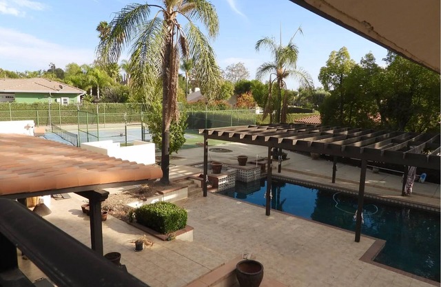 6-bedroom castle in enchanting Claremont fitness room, Pool, Hot tub, Tennis