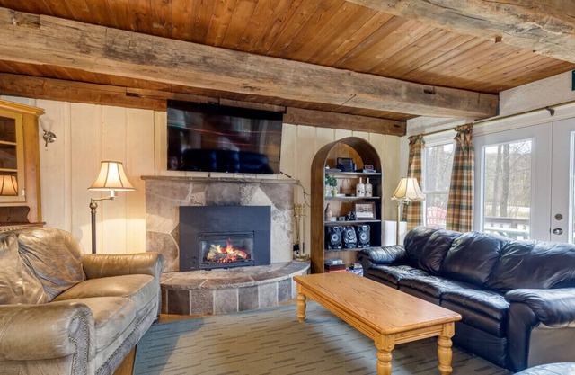 6 Bedroom Chalet w Hot Tub in a Park Like Setting