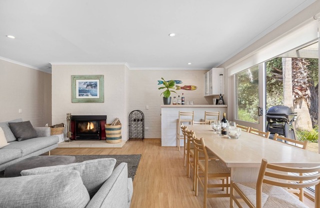6 BEDROOM FAMILIES SENSATION, LARGE HOLIDAY BEACH ENTERTAINER IN PORTSEA