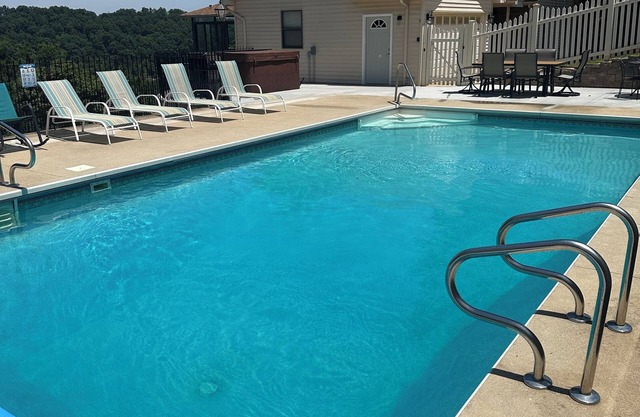 6 Bedroom home, heated private pool, person Hot tub, Waterfront Views, and more😍