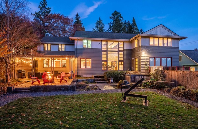 6 Bedroom Home, Walk to Hayward!