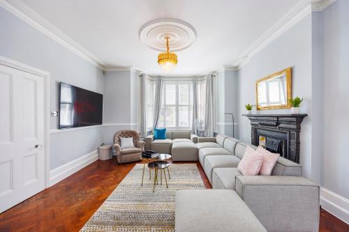6 Bedroom House by AV Stays Acton Sleeps 12 Free Parking