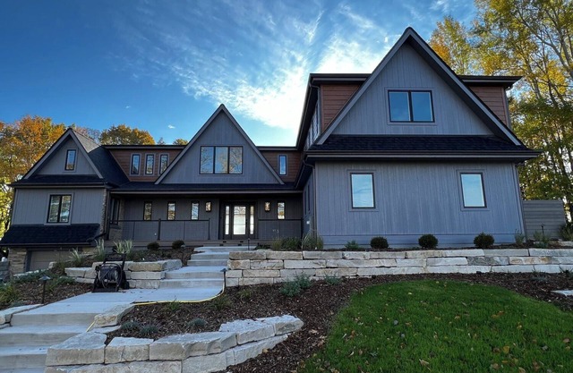 6-bedroom house in Port Washington on the bluff with Lake views & Hot Tub