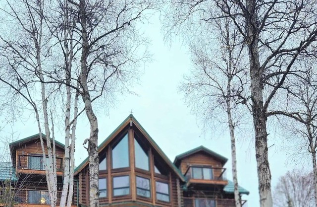 6-bedroom Lakefront Lodge on 10 acres w/wifi only 13 miles to downtown Talkeetna