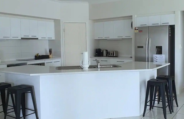 6 Bedroom Modern Home + Pet Friendly! Sleeps 14