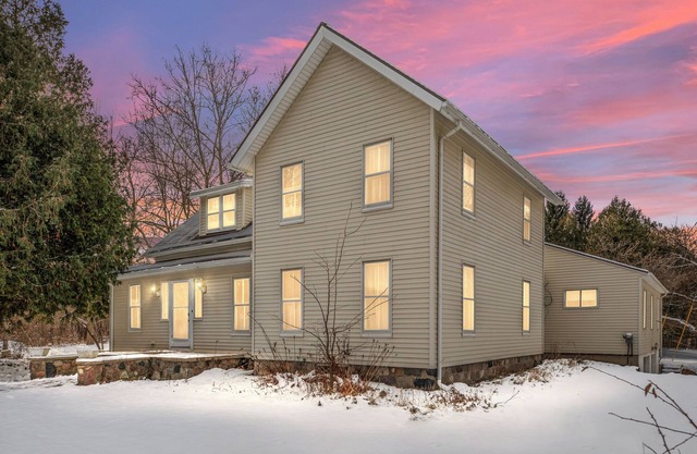 Spacious 6-bedroom farmhouse in charming Village of Clarkston with WiFi, AC